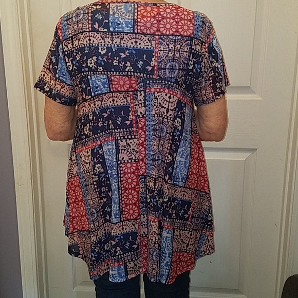 Translucent block pattern top - Picture 2 of 5